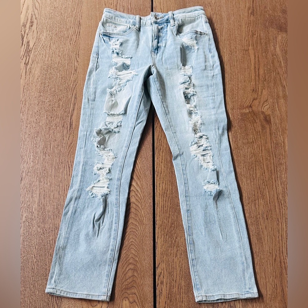 Fashion Nova Light Blue Distressed Straight Leg Jeans Size 7 (Juniors)